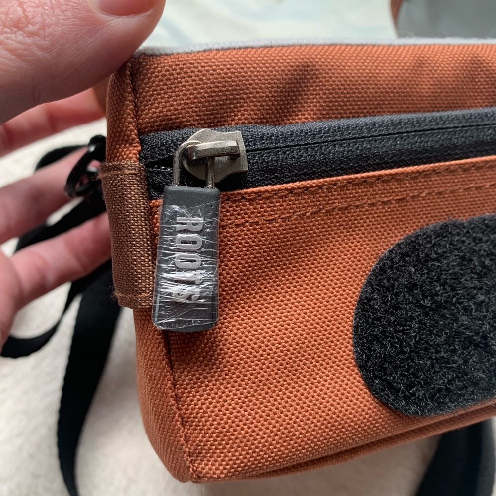 NWOT Roots mini camera bag - Picture 4 of 12
